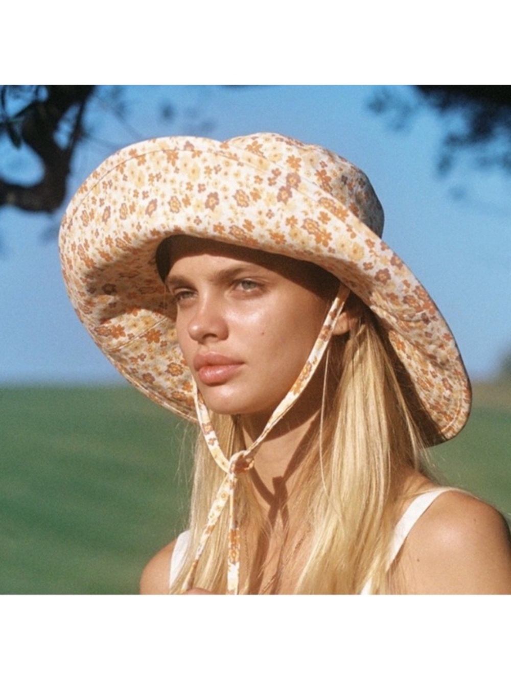 LACK OF COLOR HOLIDAY FLORAL BUCKET HAT IN PEACH BLOOM